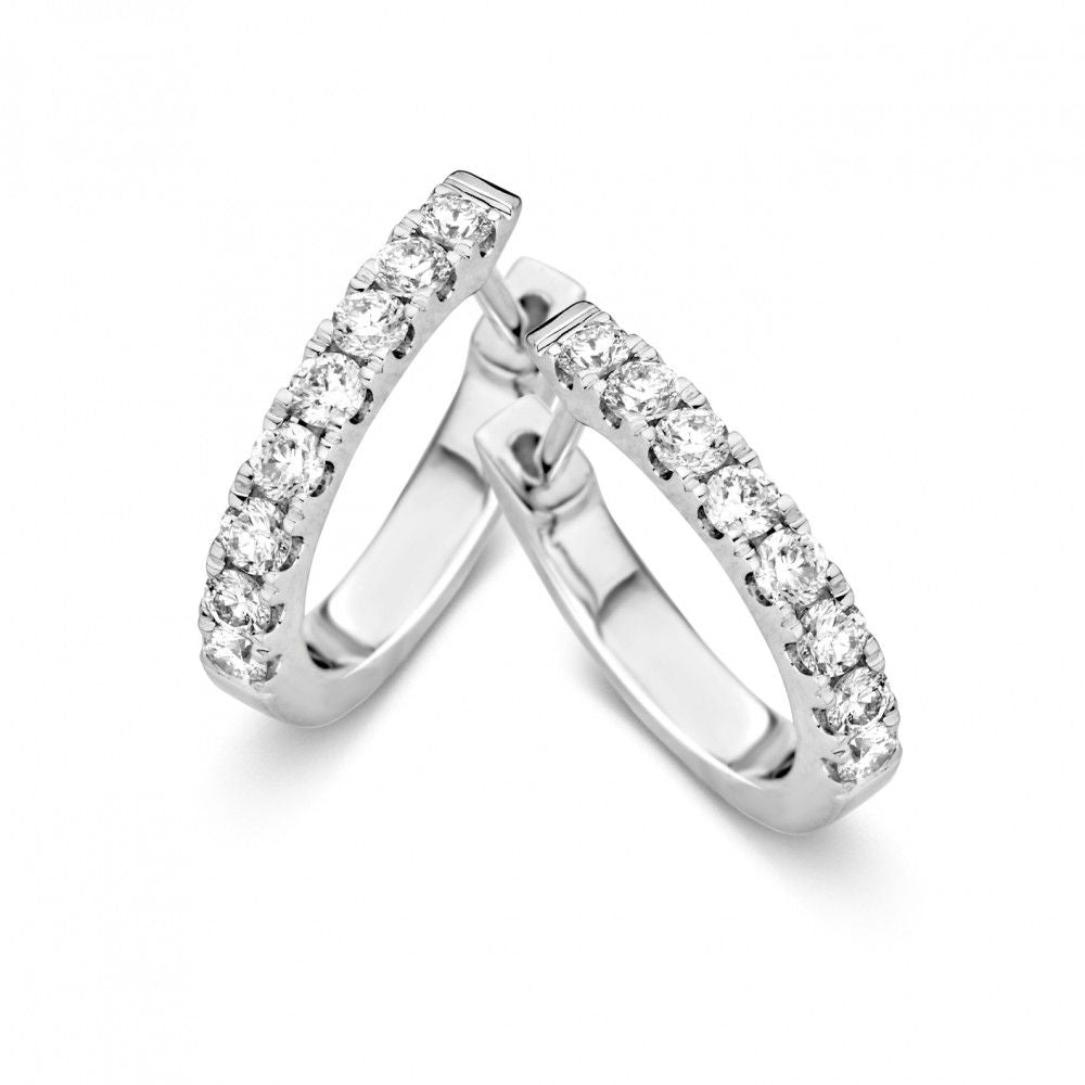 Boucles d'oreilles en or blanc avec brillants en sertissage chaton, 18 brillants.