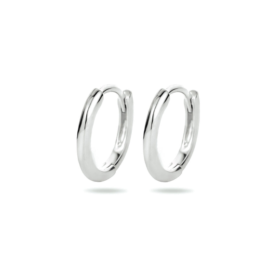 De Van der Kooij Collectie klapoorringen half rond zilver gerhodineerd zijn kleine, gepolijste 925 zilveren oorbellen, afgebeeld op een witte achtergrond - perfect voor alledaagse dames elegantie.