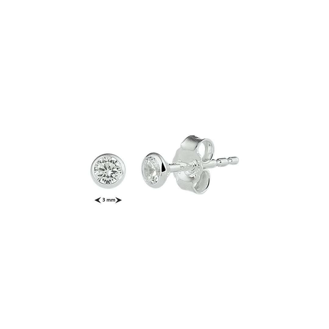 Van der Kooij Collectie oorknoppen zirkonia zilver wit: kleine, ronde oorstekers met heldere zirkonia's in zilver, doorsnee 3 mm. Mooi te combineren met een Van der Kooij zilveren hanger. Aangezicht en zijaanzicht afgebeeld.