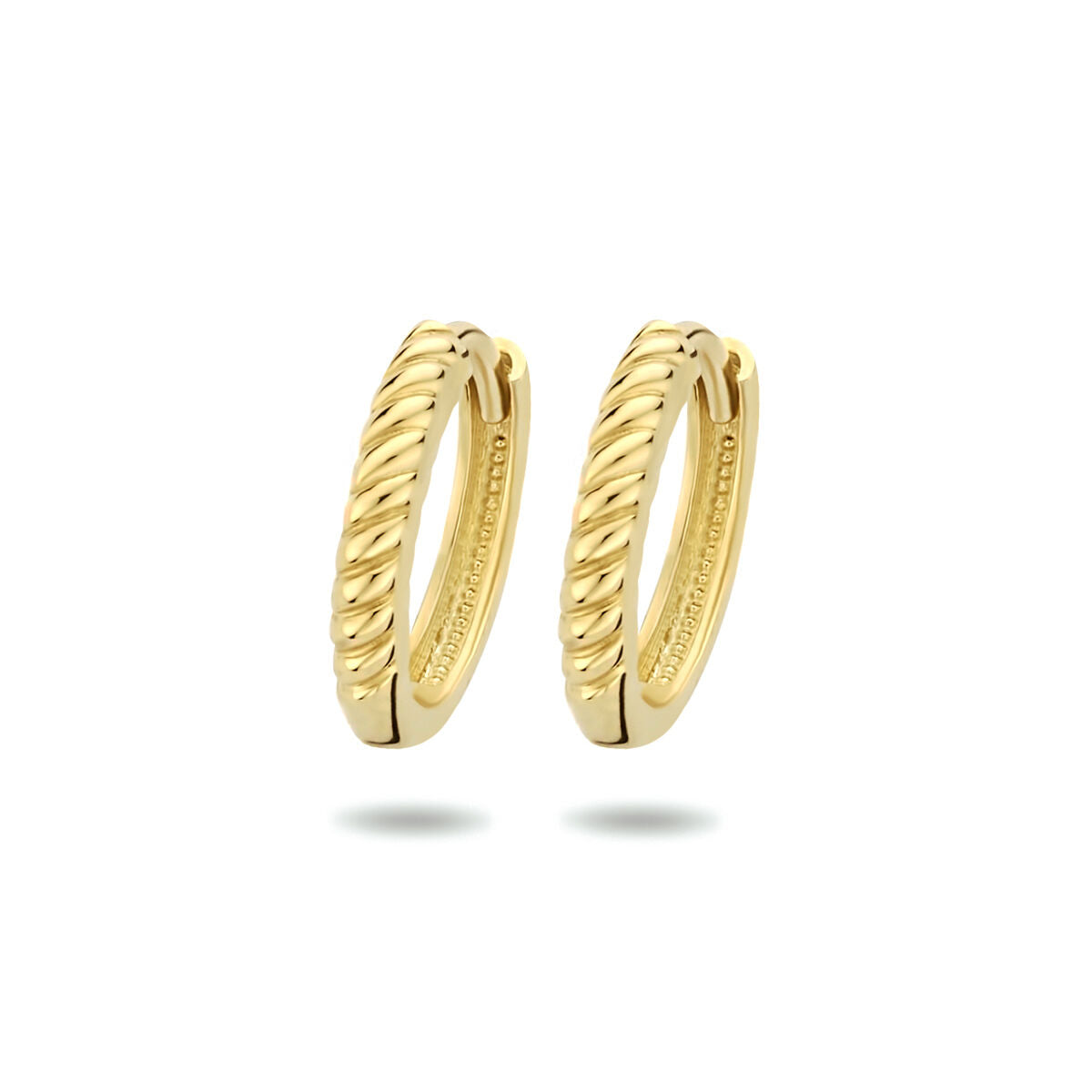 Boucles d'oreilles en or jaune 14 carats avec un design torsadé.
