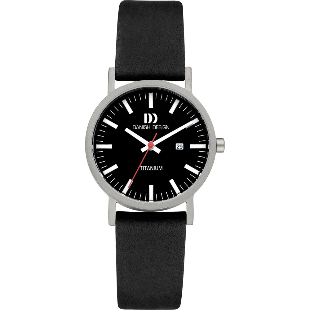 Montre femme avec cadran noir, boîtier en titane et bracelet en cuir noir.