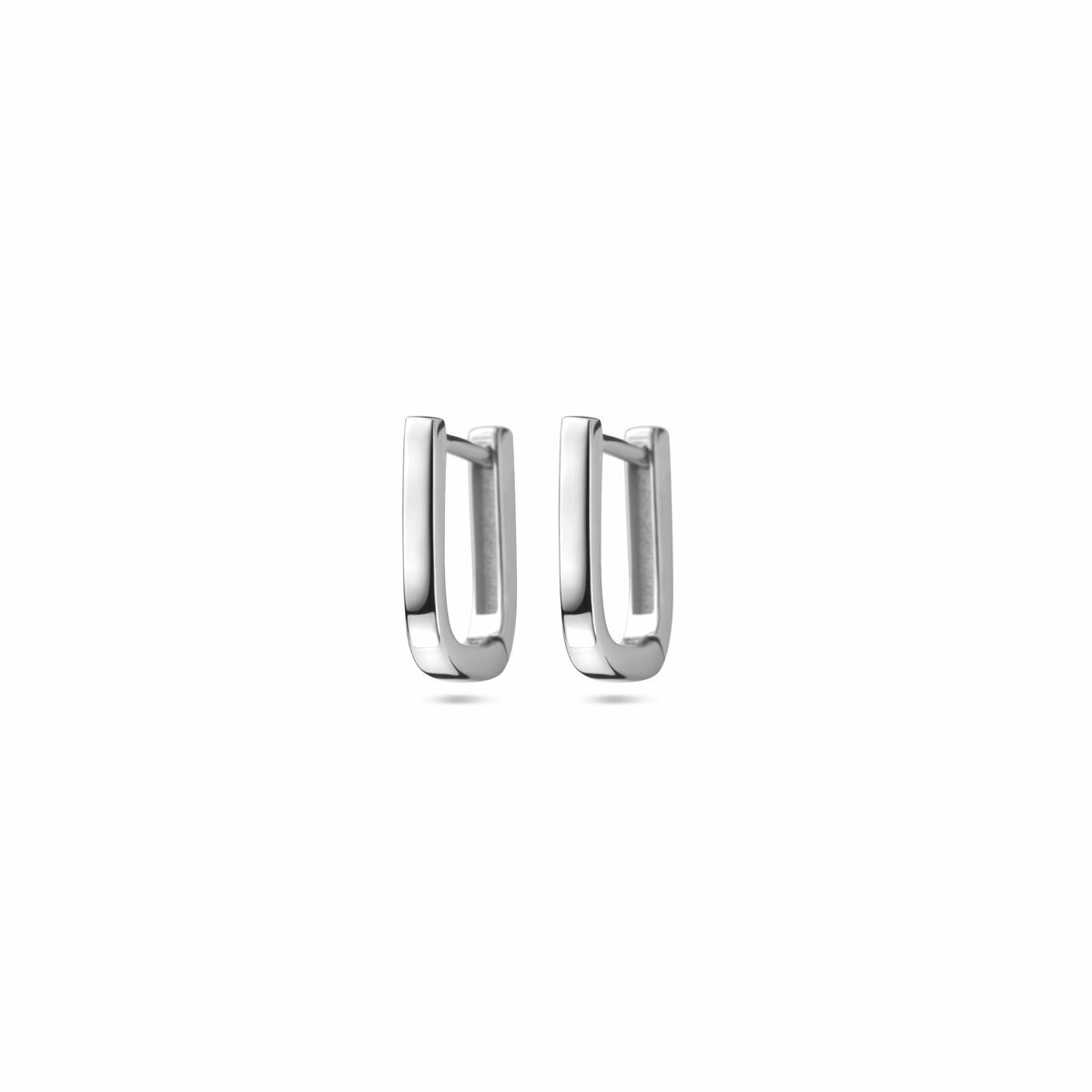 Boucles d'oreilles argentées rhodiées de forme rectangulaire, mesurant 12 mm.
