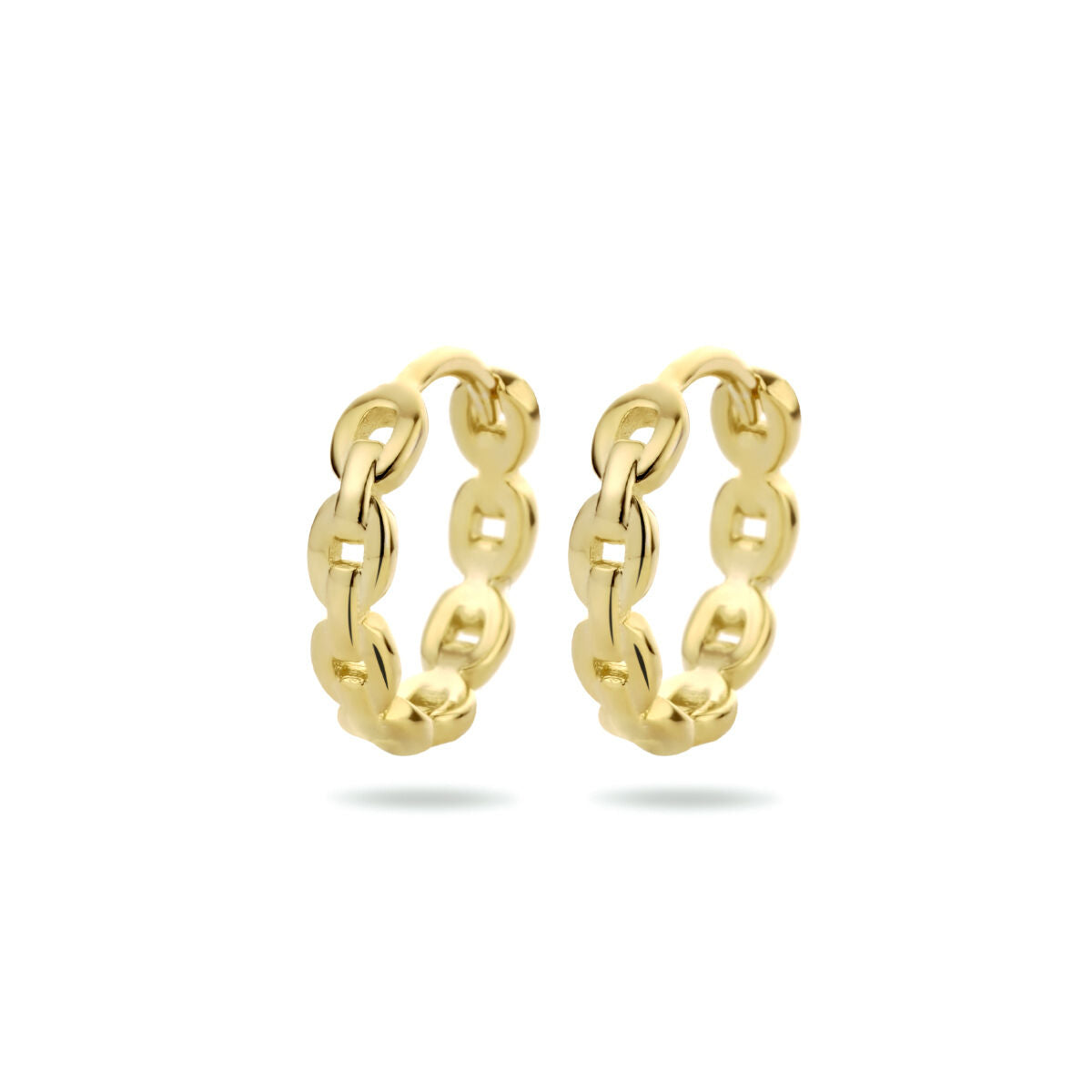 Boucles d'oreilles en argent doré, de forme ronde avec un motif de maillons.