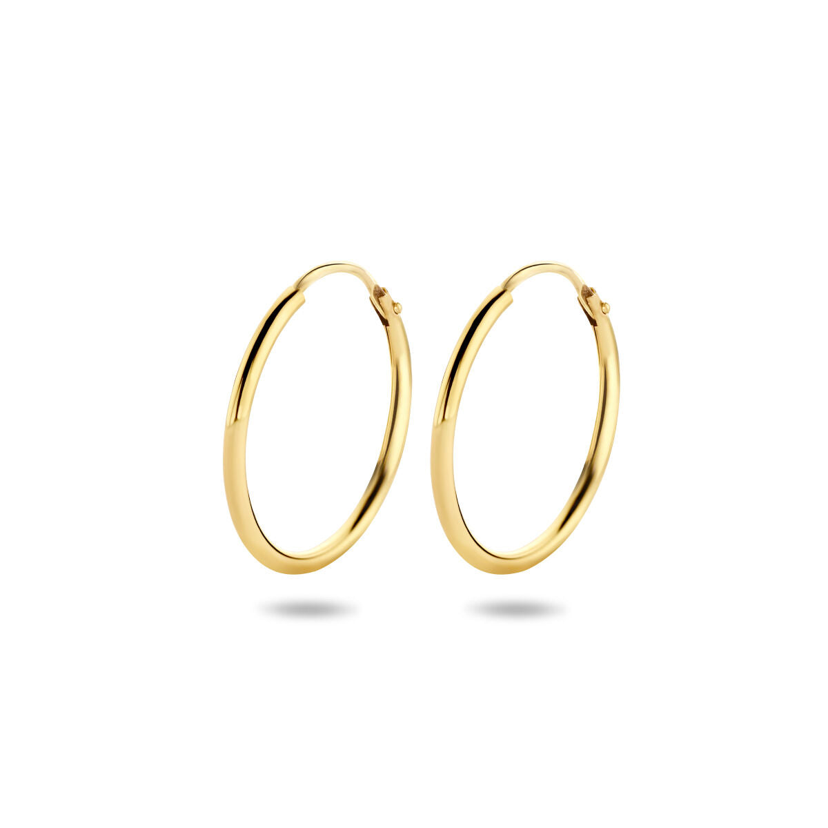 Een paar Van der Kooij Collectie oorbellen 1,5 mm ronde buis 14K geelgoud met scharniersluiting zijn afgebeeld op een witte achtergrond, zachte schaduwen onder elke oorbel.