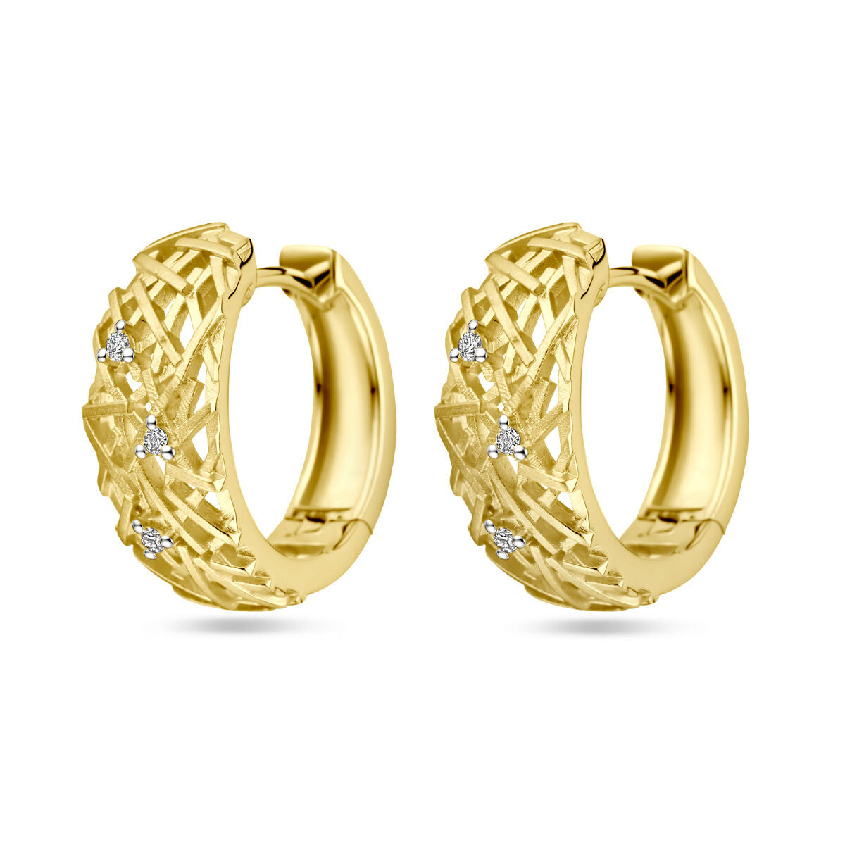 Boucles d'oreilles en or jaune 14K avec un motif tressé et trois diamants de 0,05 ct.