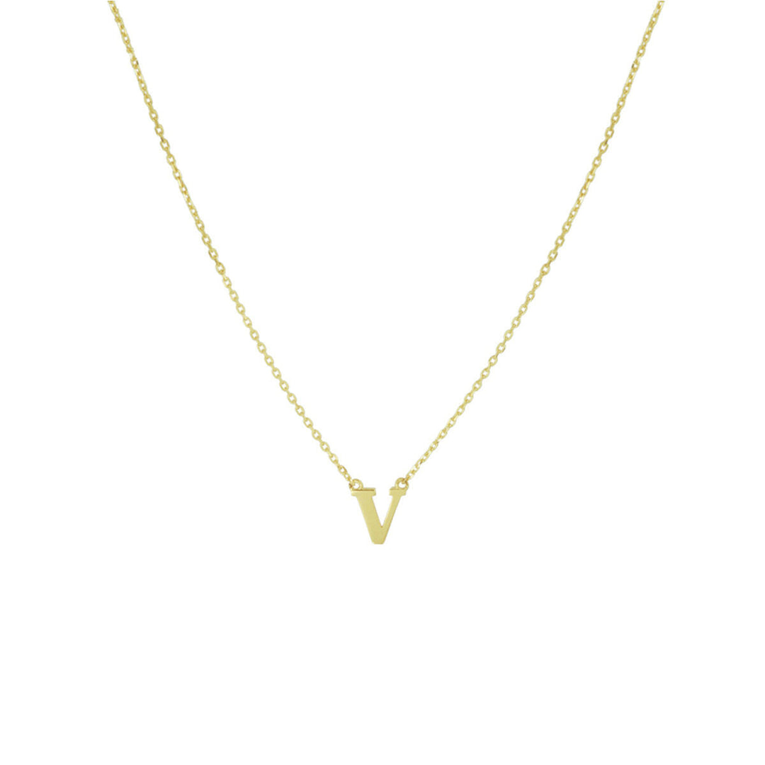 De Gouden dames ketting letter 14K van Van der Kooij Collectie is een verfijnde gele ankerketting met een gepersonaliseerde V-hanger-het perfecte sieradencadeau voor dames, stijlvol weergegeven tegen een witte achtergrond.