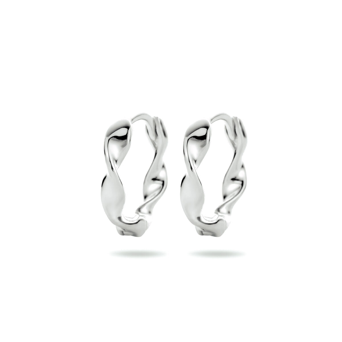 Boucles d'oreilles en argent rhodié, de forme torsadée et lisse.
