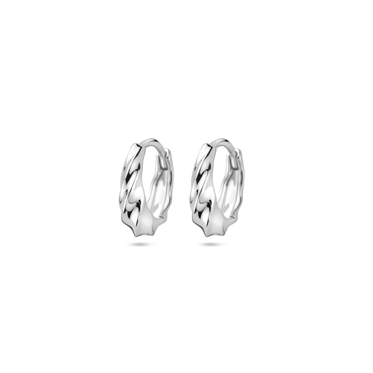 Boucles d'oreilles en argent rhodié, torsadées, de 13 mm de diamètre.