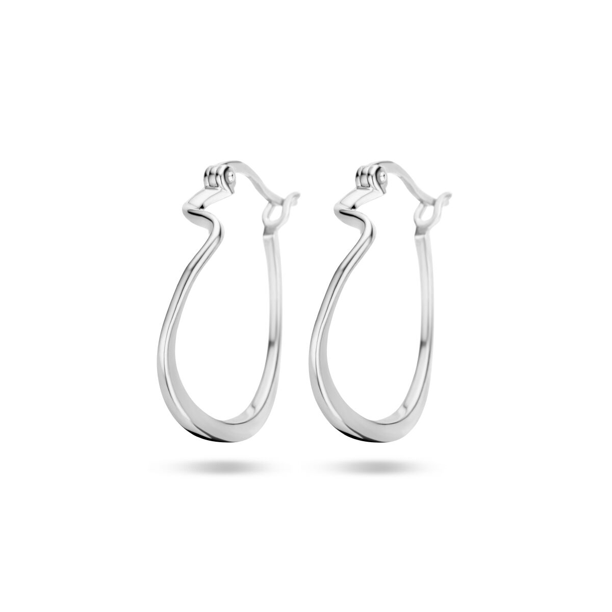 Boucles d'oreilles en argent rhodié, de forme ondulée et brillante.