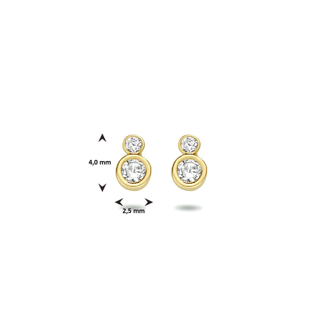 Van der Kooij Collectie oorknoppen zirkonia 14K geelgoud: elegante oorstekers met twee ronde, heldere zirkonia's-één groter, één kleiner-met maten van 4,0 mm hoog en 2,5 mm breed tussen de stenen.