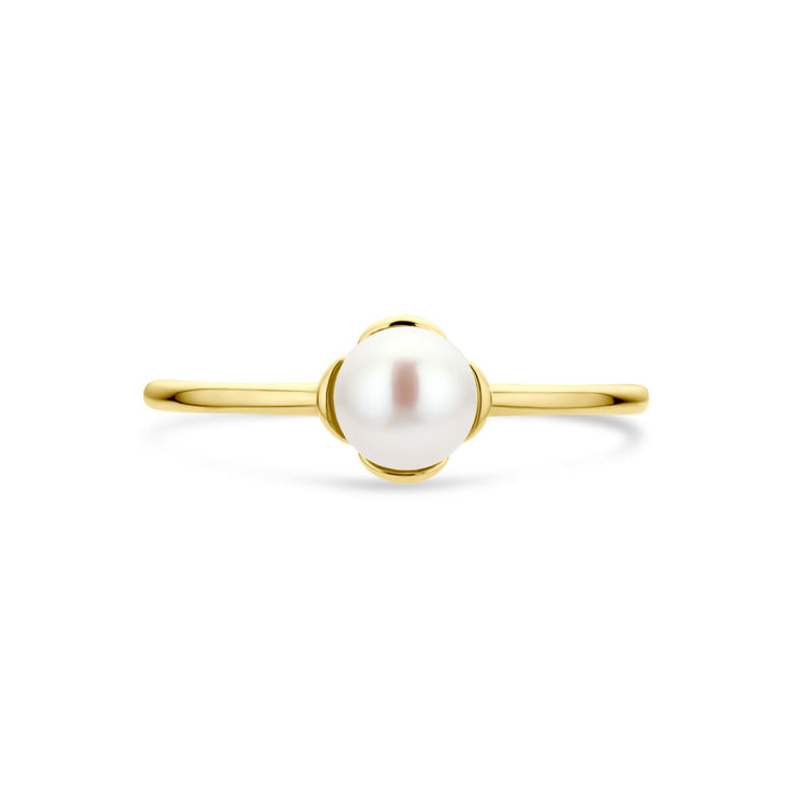 De ring bloem parel 14K geelgoud van Van der Kooij Collectie is een delicate geelgouden ring met een centrale ronde witte parel, prachtig geëtaleerd tegen een effen witte achtergrond.