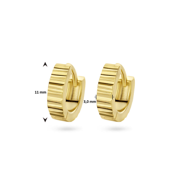 Paar kleine klapoorringen 1 micron zilver verguld (geel) van Van der Kooij Collectie, met geribbelde textuur. Deze goudkleurige oorbellen zijn 11 mm hoog en 3 mm breed en worden getoond tegen een witte achtergrond.