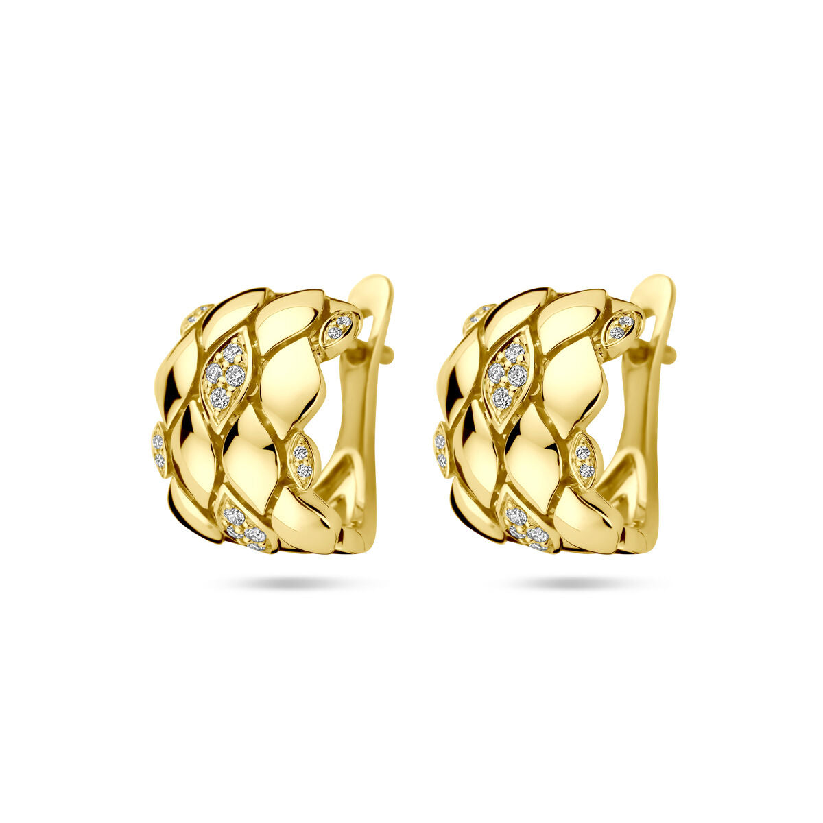 Boucles d'oreilles en or jaune 14K avec des diamants de 0,16 ct, motif tressé.