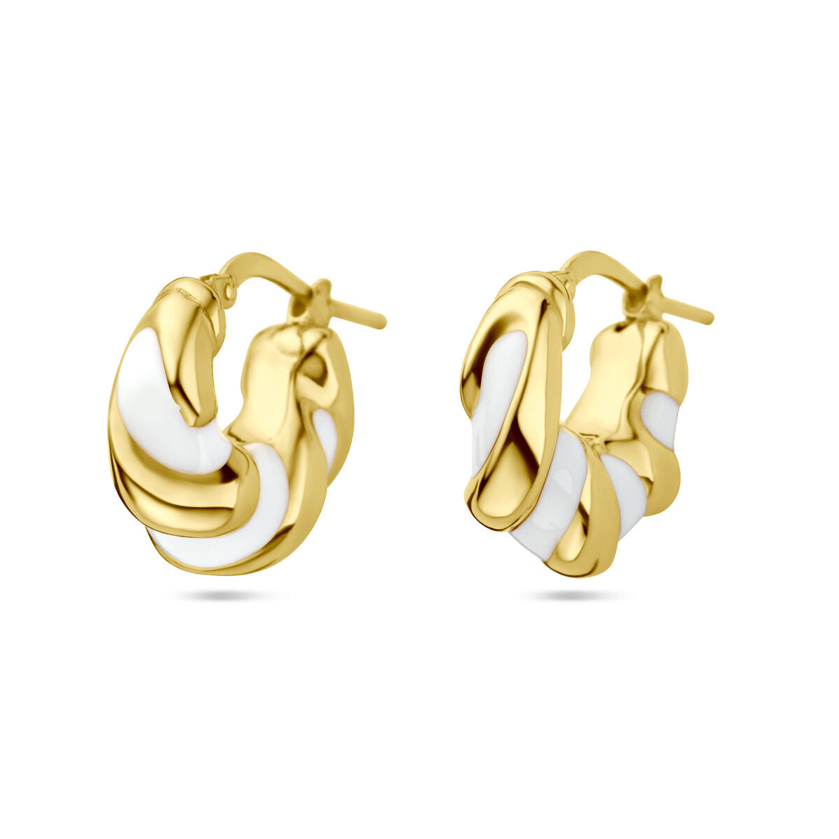 Boucles d'oreilles en argent doré, torsadées, avec des détails en émail blanc.