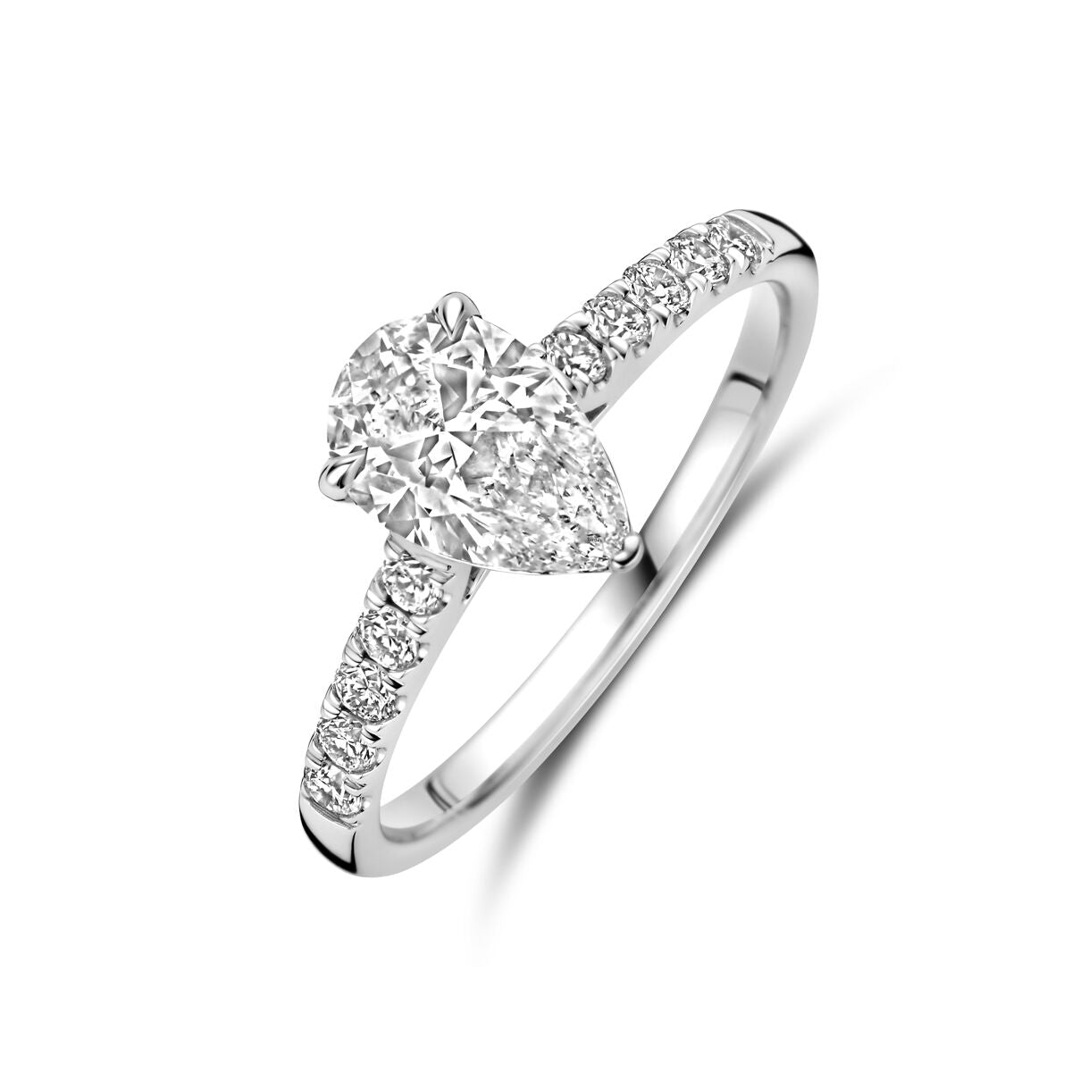 Bague en or blanc 14K avec diamant lab grown de 1,22 ct en taille poire et diamants sur le band.