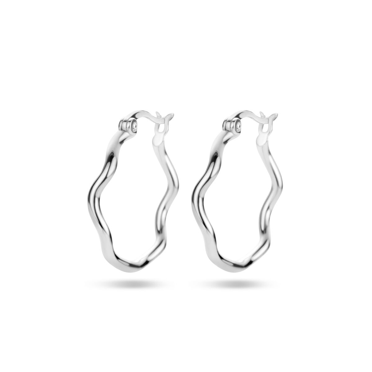 Boucles d'oreilles en argent rhodié, de forme ondulée et brillante.