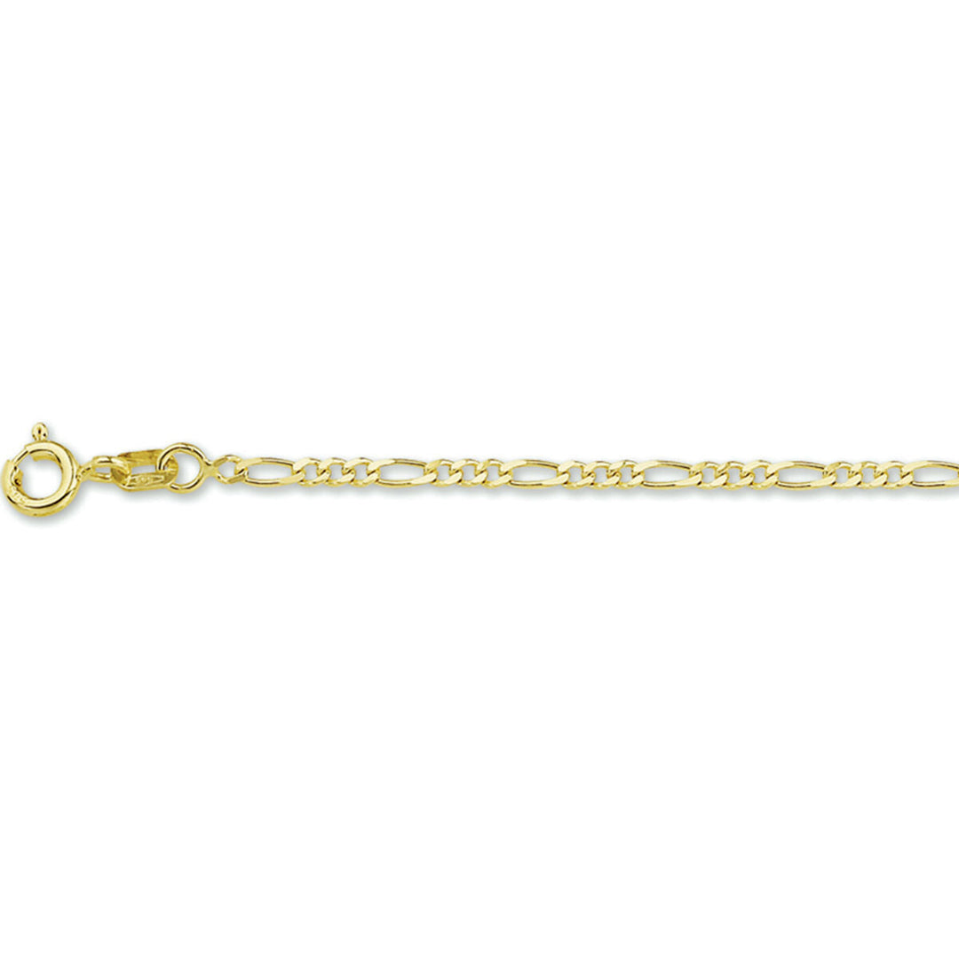 De Van der Kooij Collectie figaro 1,8 mm 14K geelgoud is een slanke unisex armband met afwisselend korte en lange schakels en een kleine veerringsluiting, afgebeeld op een witte achtergrond.