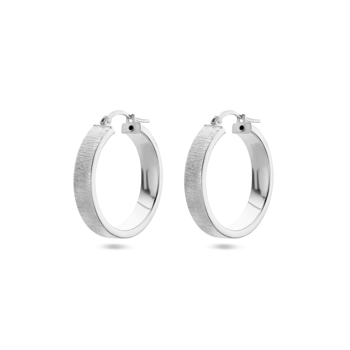 Boucles d'oreilles en argent rhodié, finition polie et mate, forme ronde.