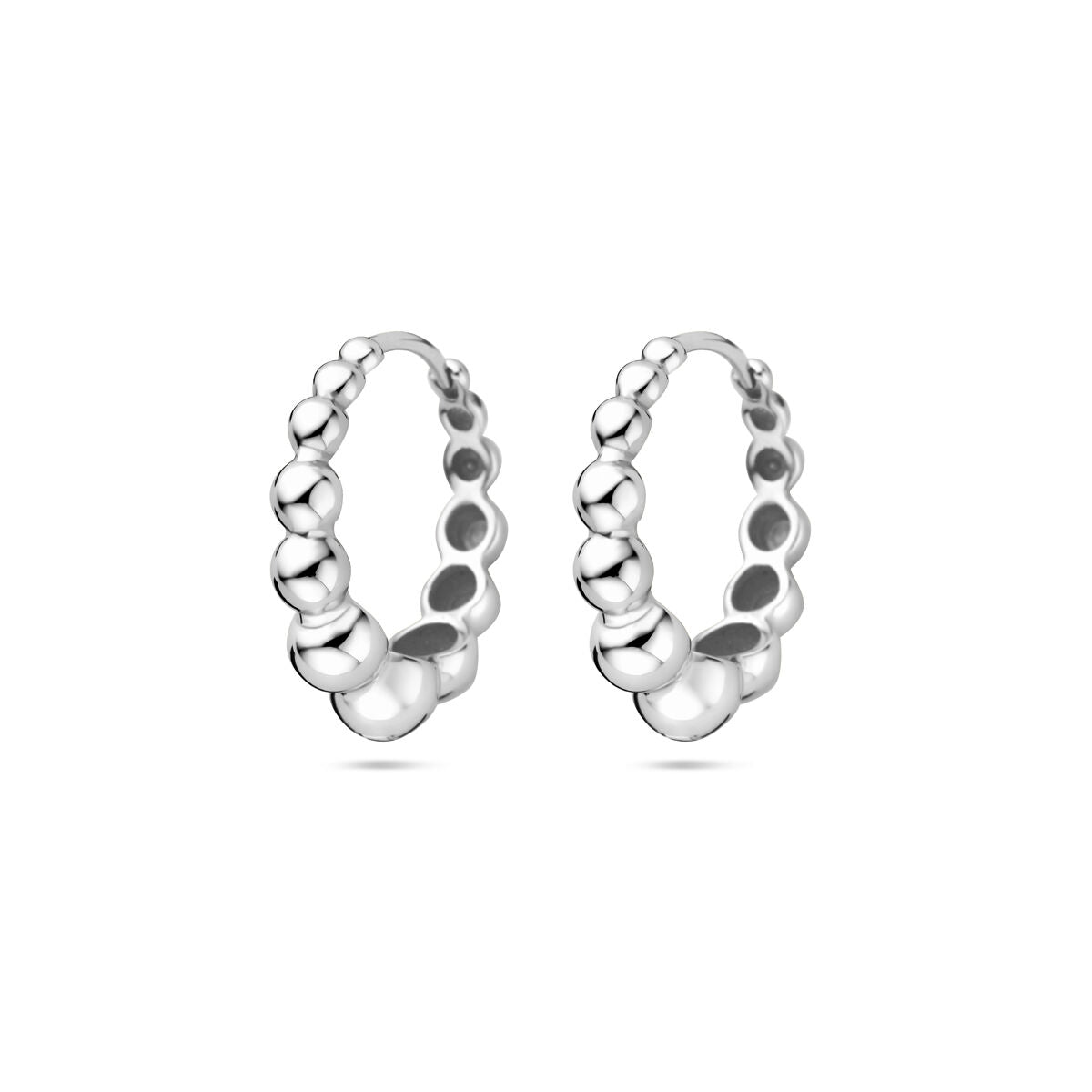 Boucles d'oreilles en argent rhodié de 17 mm avec des perles arrondies.