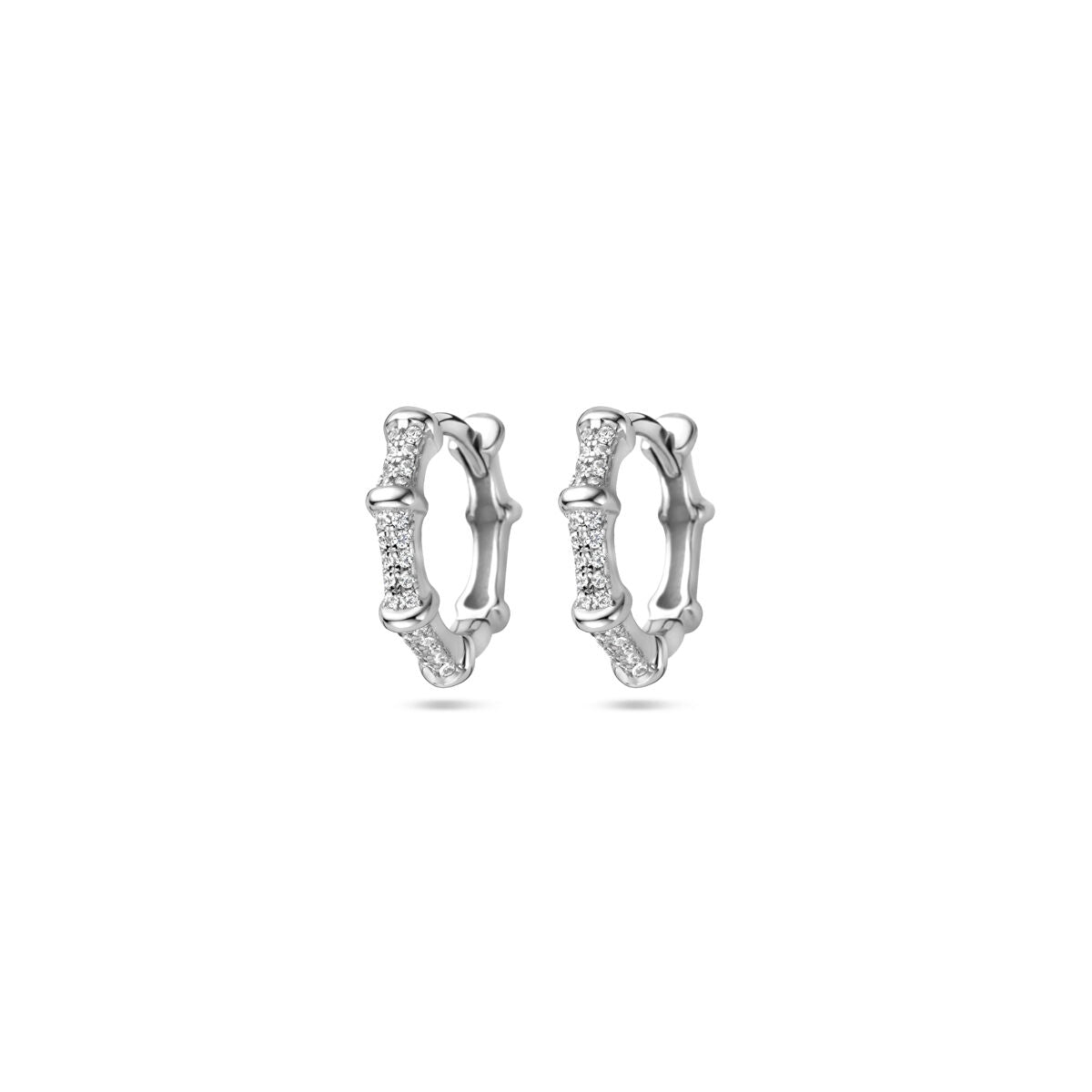 Boucles d'oreilles en argent rhodié de 13 mm, ornées de zirconia, avec un design en forme de bambou.