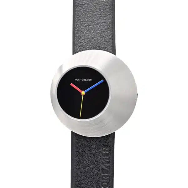 Montre Rolf Cremer avec un boîtier en acier inoxydable, cadran noir et bracelet en cuir noir.
