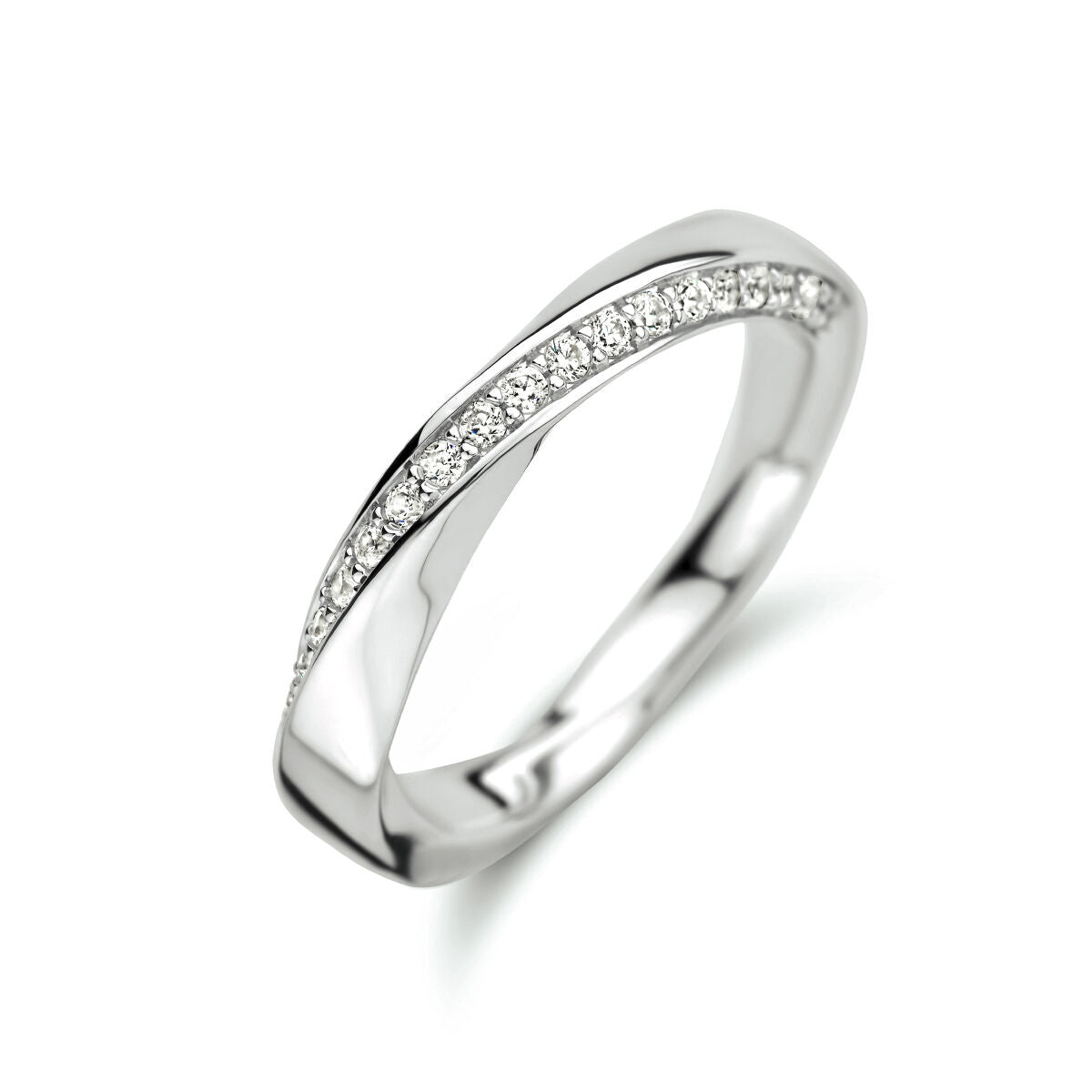 Bague en argent rhodié ornée de zirconiums sur le dessus.