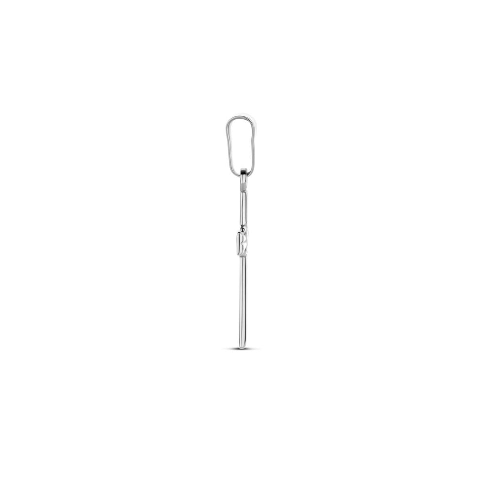 Een slanke metalen hanger kruis 26 mm zilver gerhodineerd van Van der Kooij Collectie, met een smalle staaf en een ovaalvormige lus aan de bovenkant, wordt getoond tegen een effen witte achtergrond.