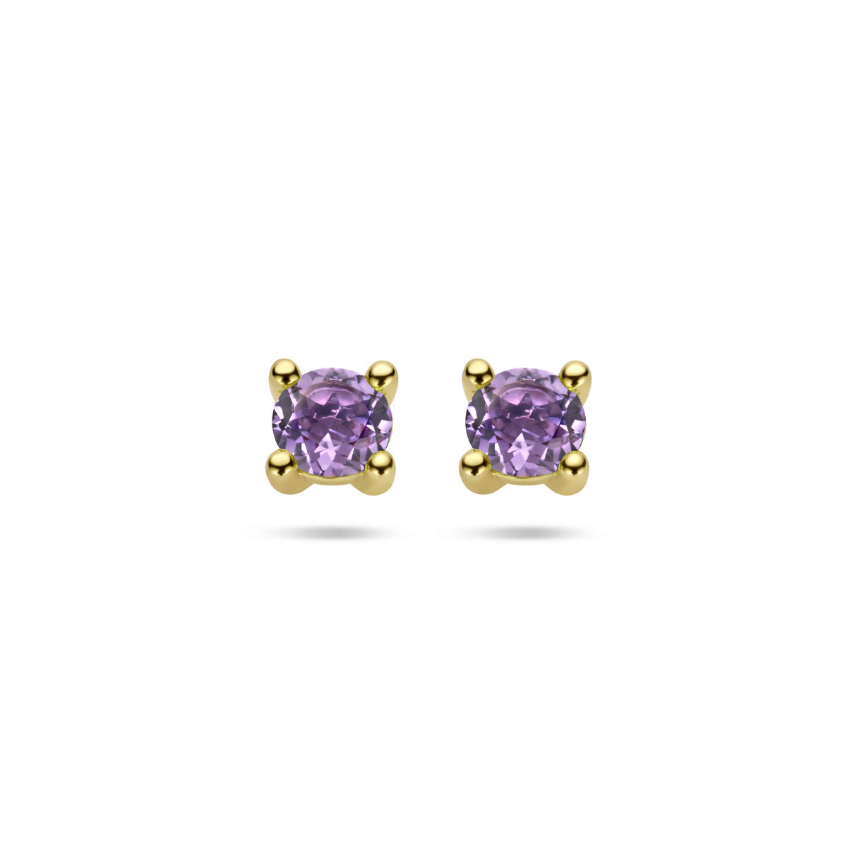 Boucles d'oreilles en or jaune 14K avec des pierres d'améthyste violettes.