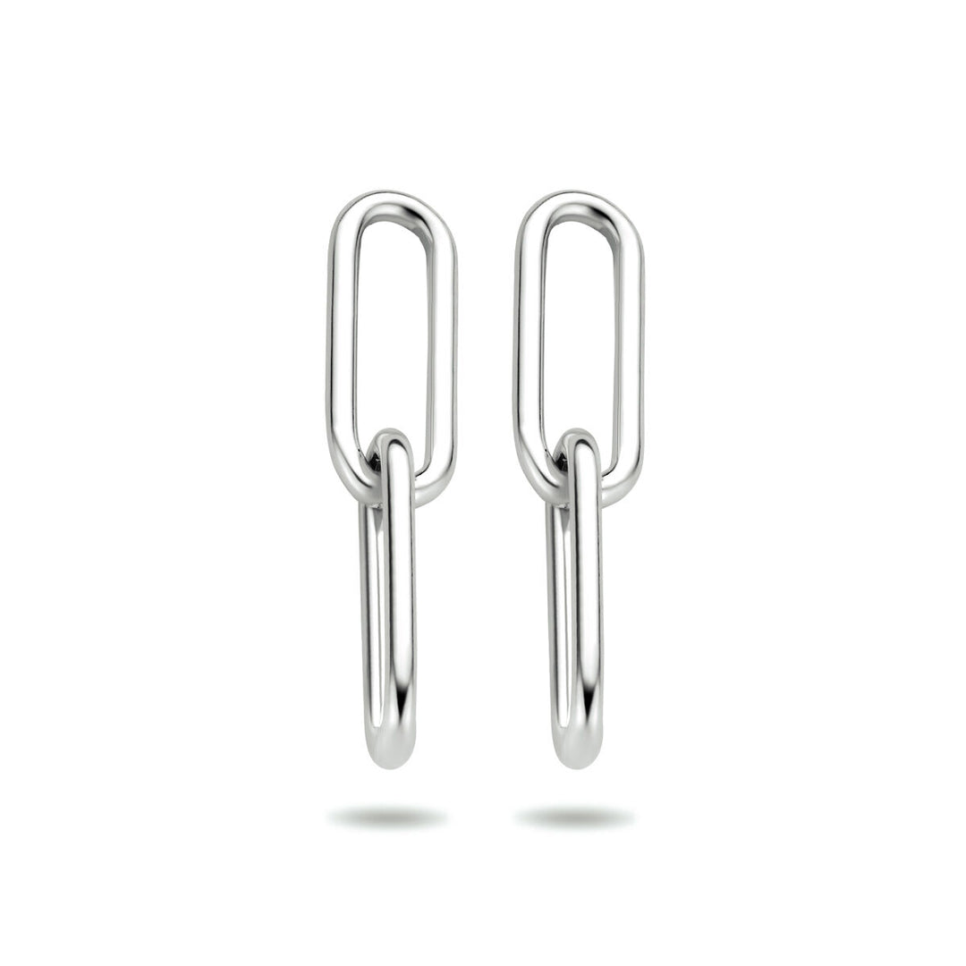 Een paar minimalistische oorhangers paperclip zilver gerhodineerd van Van der Kooij Collectie, met langwerpige ovale en ronde schakels in 925 zilver, tegen een witte achtergrond.