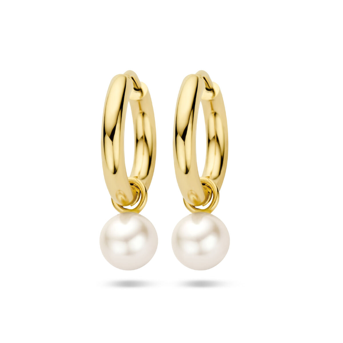 Boucles d'oreilles en or jaune 14K avec perles blanches suspendues.
