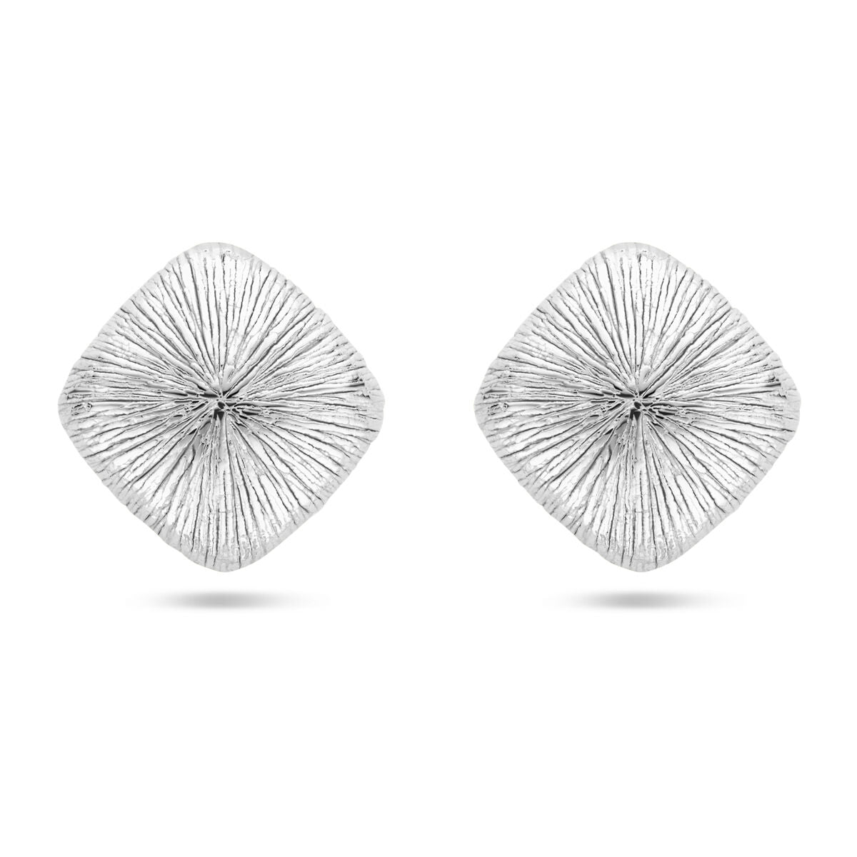 Boucles d'oreilles en argent rhodié de forme carrée avec un motif texturé.
