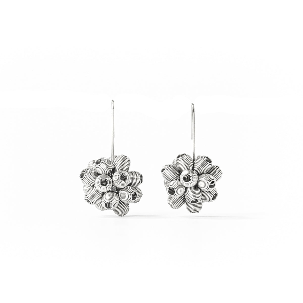 Boucles d'oreilles en argent, en forme de fleurs avec plusieurs pétales.