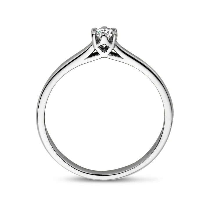 Een close-up van de Van der Kooij Collectie aanzoeksring: een 14K witgouden ring met een 0,10ct H SI diamanten solitaire in een klassieke viertandzetting.