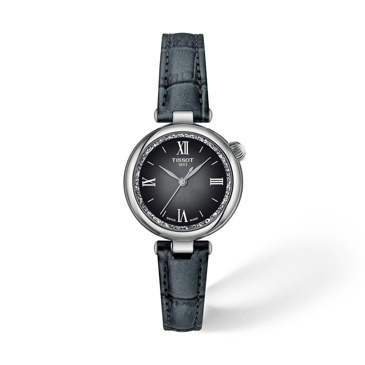 Montre Tissot de 28 mm avec cadran noir, boîtier argenté et bracelet en cuir noir.