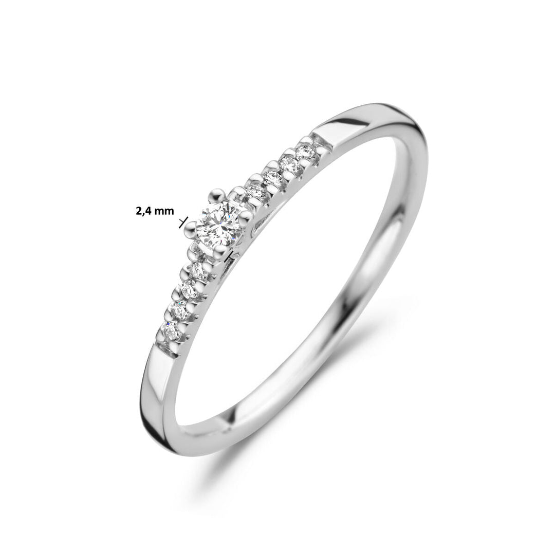 De Van der Kooij Collectie ring diamant 0,07ct h si in 14K witgoud heeft een centrale ronde diamant van 2,4 mm, geaccentueerd door kleine diamanten aan elke zijde.