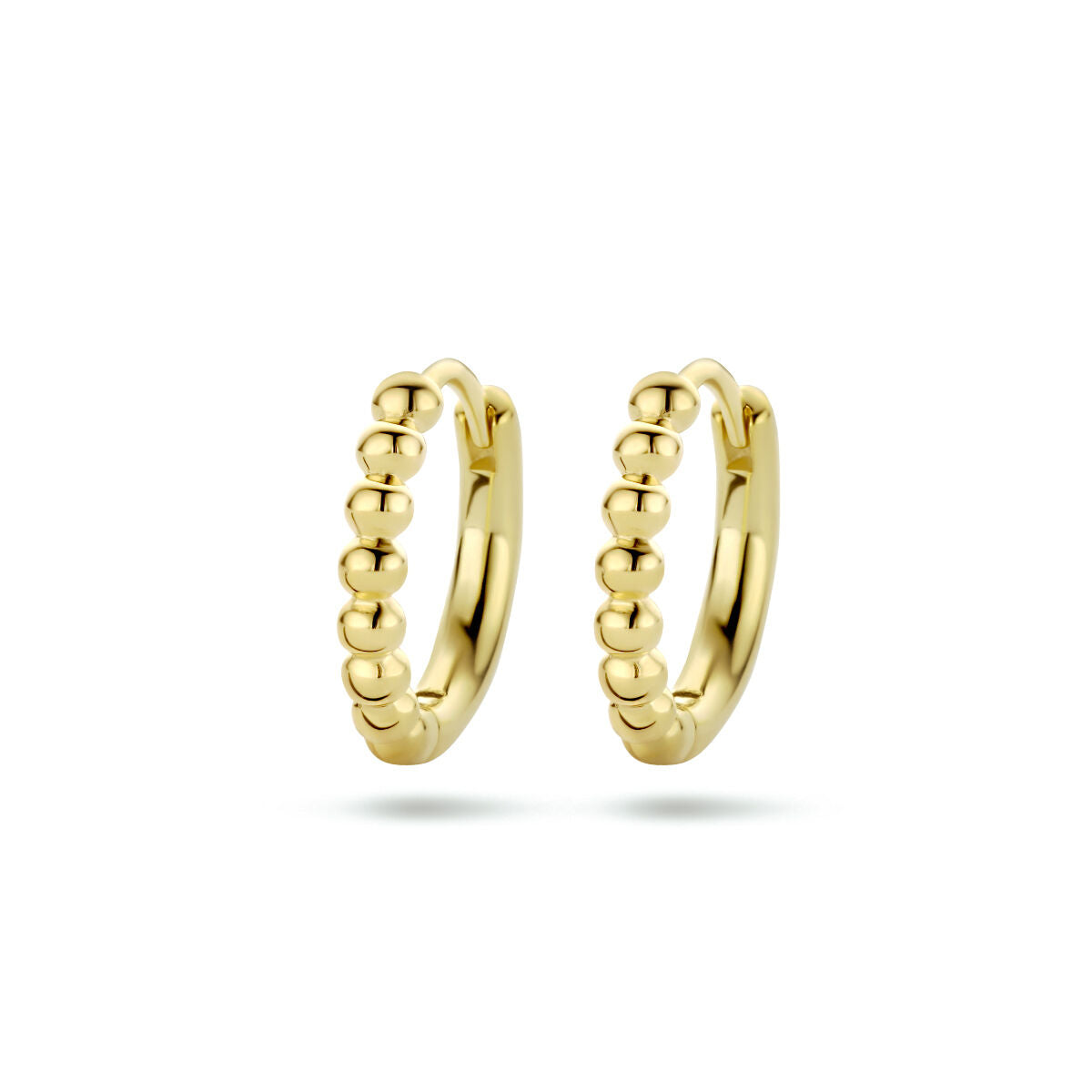 Boucles d'oreilles en argent doré avec des petites billes.