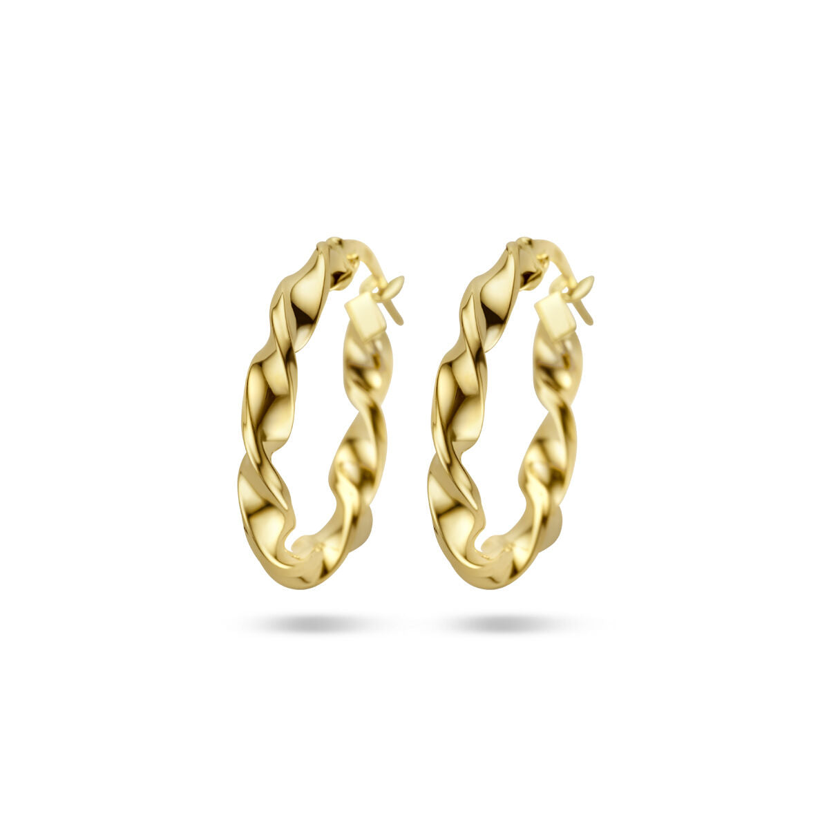Boucles d'oreilles dorées en forme de chaîne torsadée.