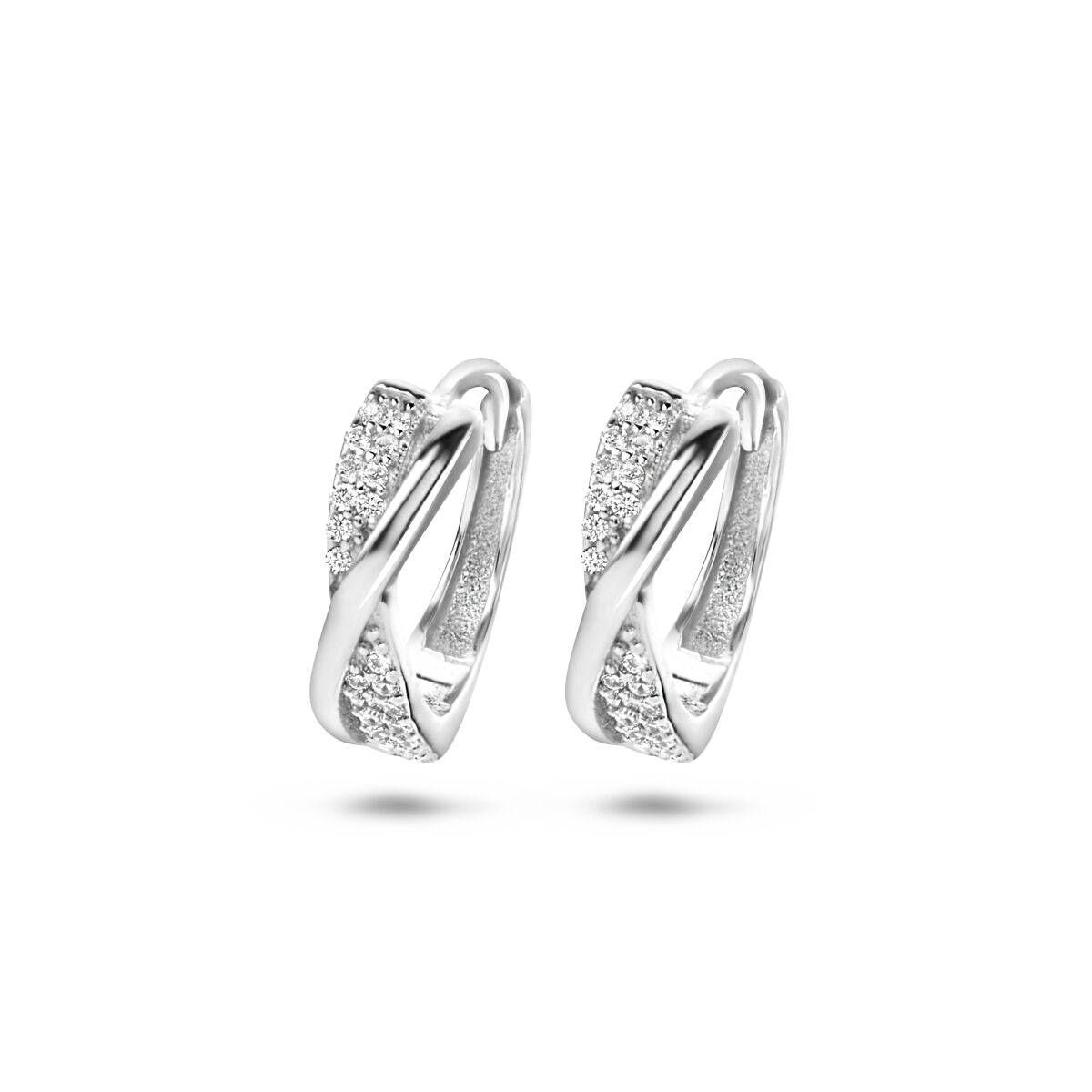 Boucles d'oreilles en argent rhodié ornées de zirconia, au design entrelacé.