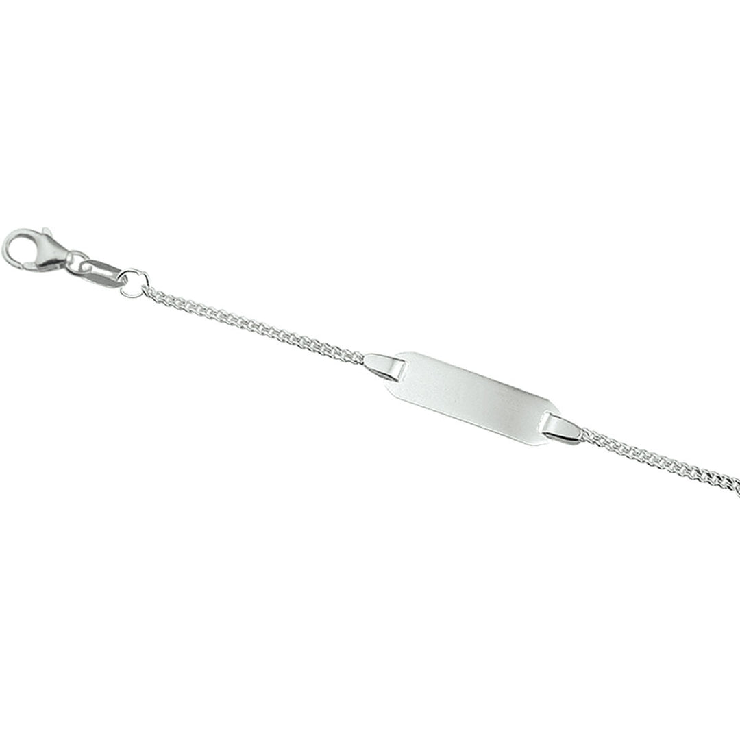 De Van der Kooij Collectie graveerarmband gourmette plaat 5,0 mm is een zilver gerhodineerde ID armband met een blanco rechthoekige plaat, curb ketting en karabijnsluiting.