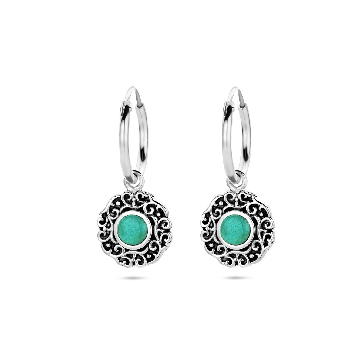 Boucles d'oreilles en argent oxydé avec une pierre synthétique verte et un motif décoratif.