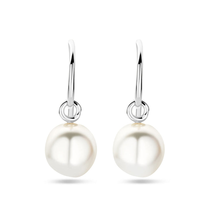 Een paar Van der Kooij Collectie oorhangers franse haak parel 24 mm in gerhodineerd zilver, met bungelende ronde witte parels tegen een witte achtergrond.