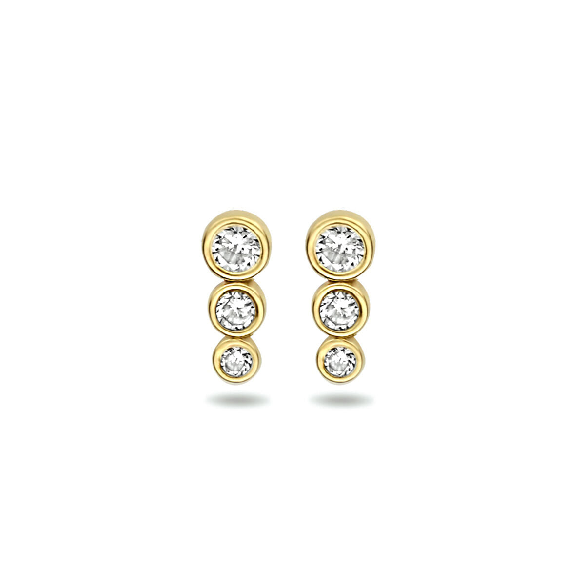 Boucles d'oreilles en or jaune 14K avec trois zircons brillants.