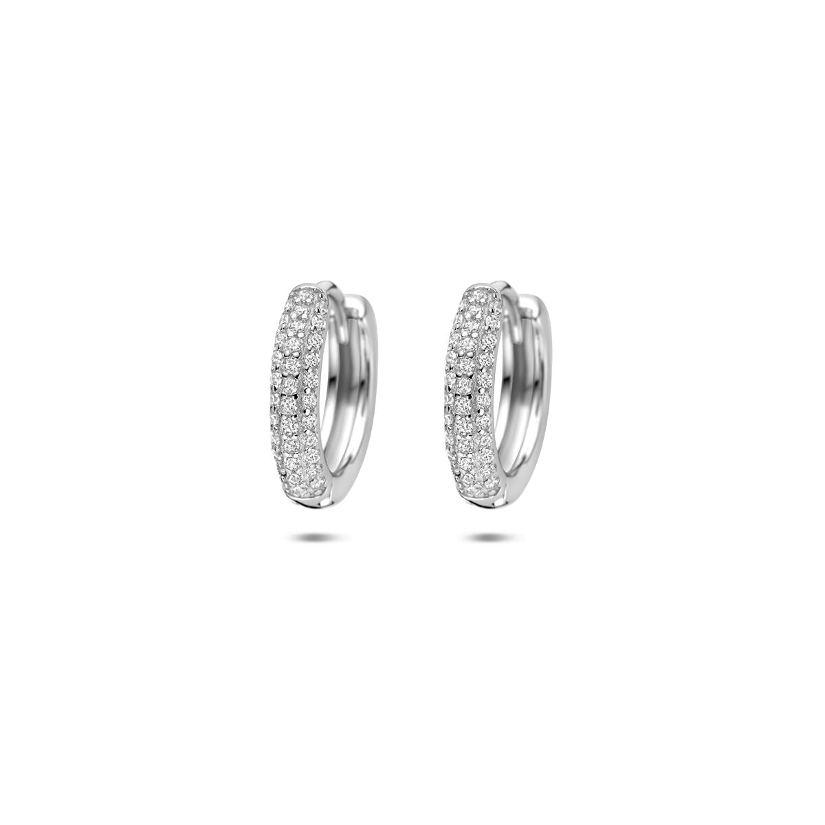 Boucles d'oreilles en argent rhodié ornées de zirconiums, de forme ronde et brillante.