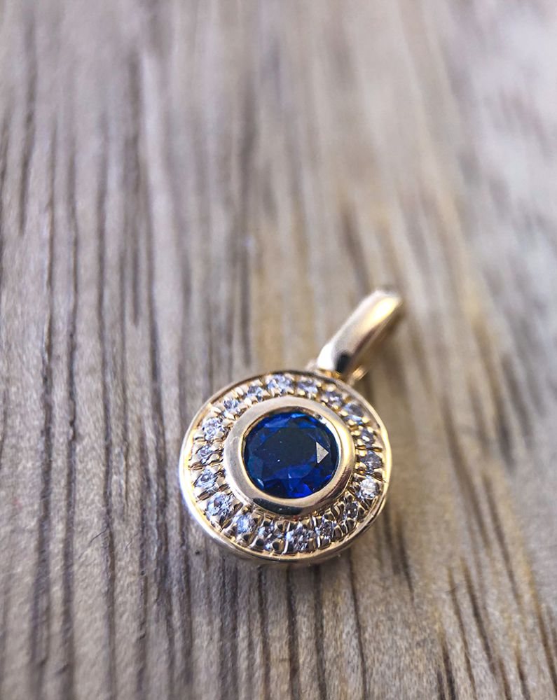Pendentif Entourage en Or Jaune avec Saphir Taillé en Brillant et Diamant en Or 14 Carats