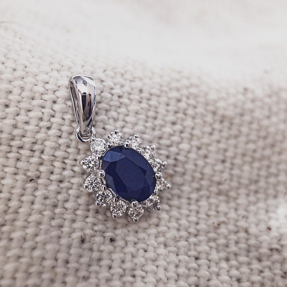 Pendentif en or blanc avec saphir bleu (1,00 crt) et diamant de 0,27 crt – 14 carats, 1,3 grammes