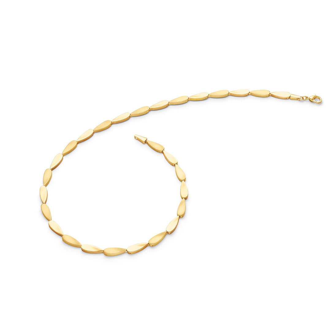 De Boccia Titanium Collier gp 08068-03 heeft een goudkleurige ketting met bladvormige schakels in een cirkelvorm op een witte achtergrond, eindigend met een elegante sluiting die het Boccia-ontwerp benadrukt.