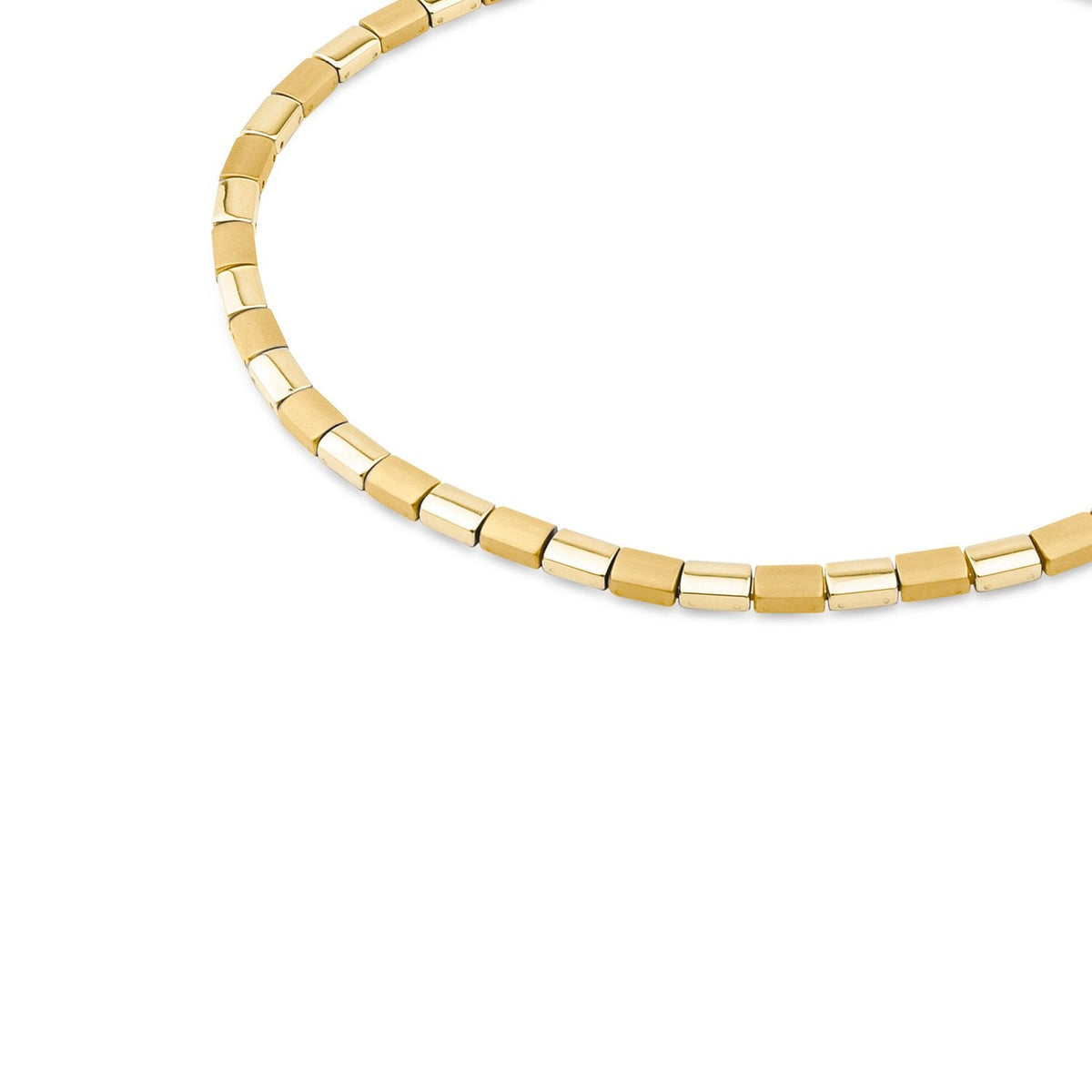 Collier en titane doré avec des maillons rectangulaires et ronds alternés.