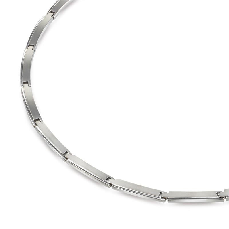 Collier en titane argenté avec maillons rectangulaires et finition lisse.