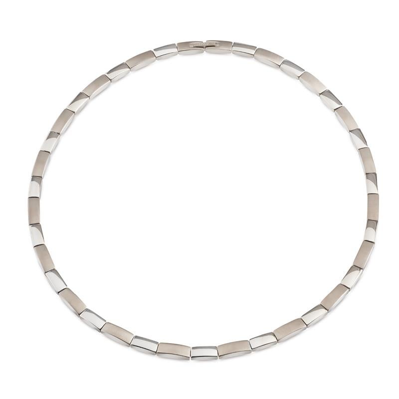 Collier en titane avec des maillons rectangulaires alternés en finition brillante et mate.