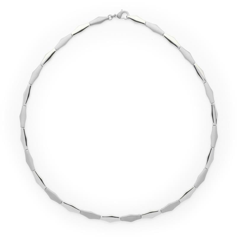 Collier en titane argenté avec des maillons en forme de losange.